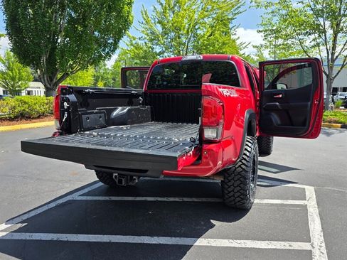 Used 2018 Toyota Tacoma TRD Off-Road w/ Technology Package AWD/4WD image 28