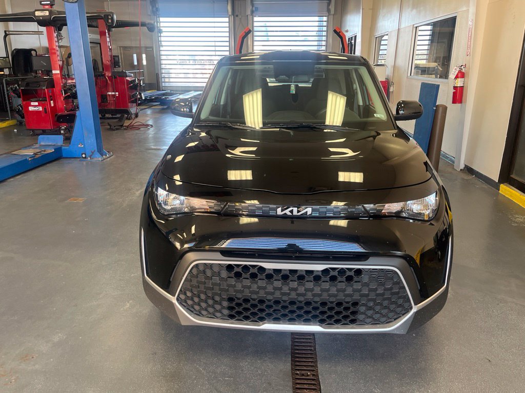Used 2025 Kia Soul LX w/ LX Technology Package FWD image 8