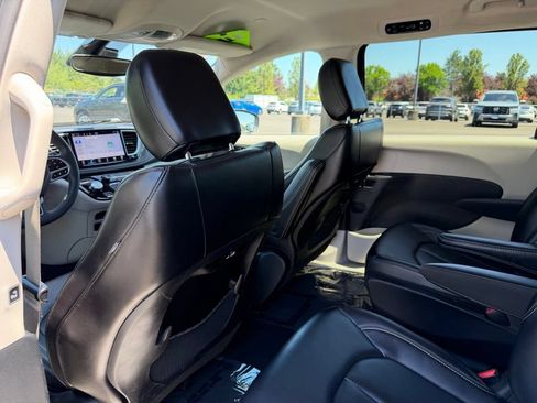 Used 2023 Chrysler Pacifica Touring-L FWD image 31