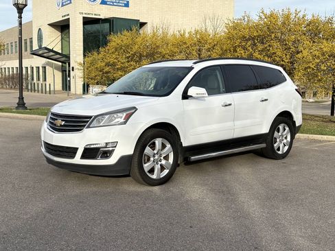 Used 2017 Chevrolet Traverse LT w/ Style and Technology Package FWD image 2