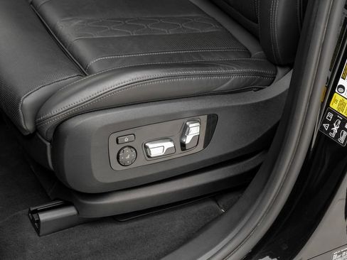 Used 2023 BMW X7 xDrive40i w/ Executive Package image 31