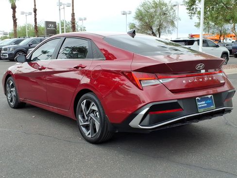 Certified 2025 Hyundai Elantra Limited FWD image 3