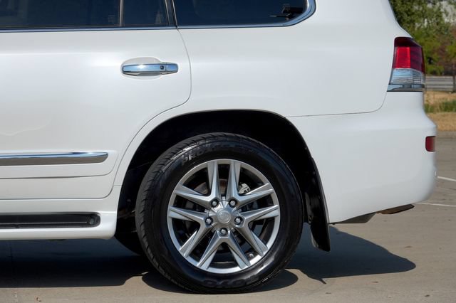 Used 2013 Lexus LX 570 4WD w/ Luxury Pkg w/Pre-crash image 35
