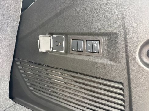 Used 2025 GMC Yukon Denali w/ Sun & Power Step Package AWD/4WD image 29