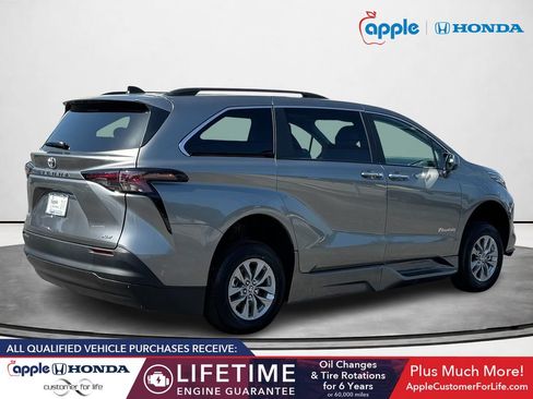 Used 2026 Toyota Sienna XLE FWD image 3