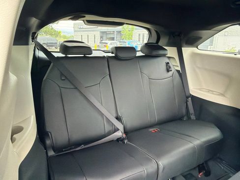 Used 2026 Toyota Sienna Limited FWD image 13