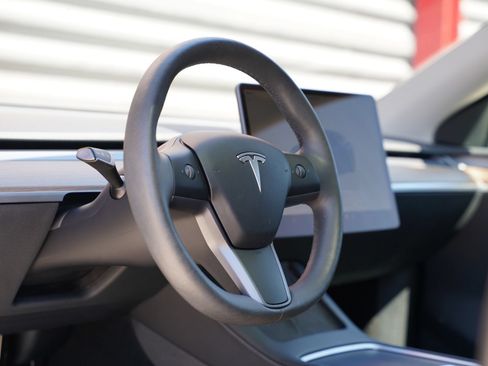 Used 2023 Tesla Model Y 2WD image 15
