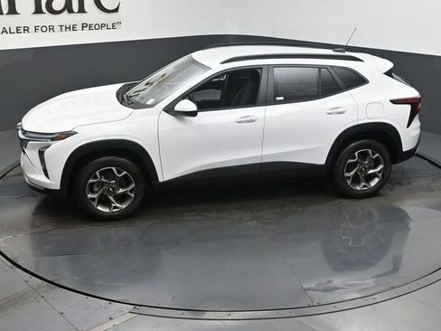 Used 2025 Chevrolet Trax LT w/ Driver Confidence Package FWD image 36