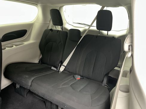 Used 2019 Chrysler Pacifica LX image 12