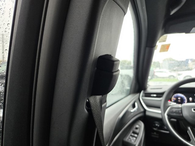 Used 2025 Jeep Grand Cherokee 4WD image 32