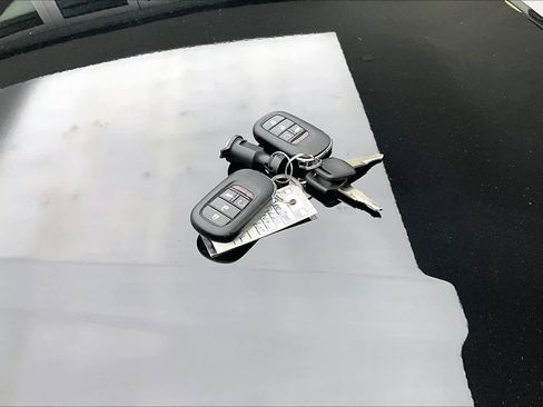 Used 2024 Honda Pilot Touring image 15