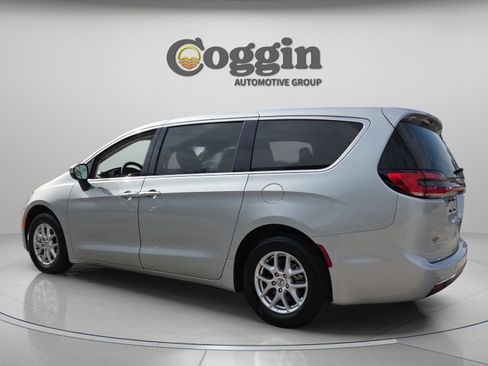 Used 2023 Chrysler Pacifica Touring-L FWD image 3