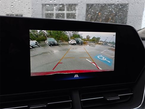 Used 2025 Chevrolet Trax LT w/ LT Convenience Package image 21