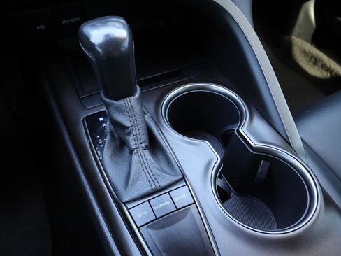 Used 2022 Toyota Camry SE image 8