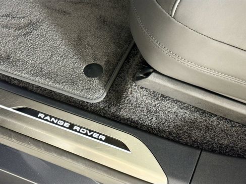 Used 2025 Land Rover Range Rover SE AWD/4WD image 18