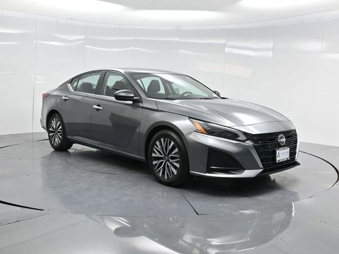 Used 2024 Nissan Altima 2.5 SV image 37