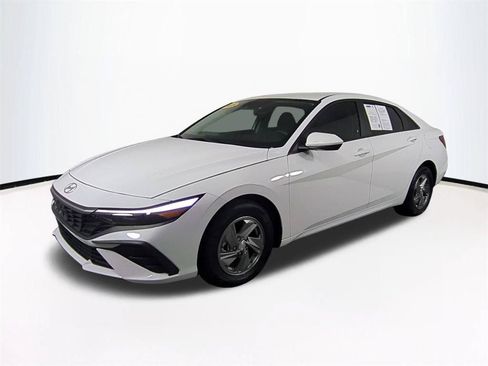 Used 2025 Hyundai Elantra SE FWD image 9