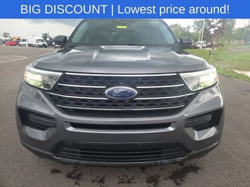 Used 2023 Ford Explorer XLT AWD/4WD image 3