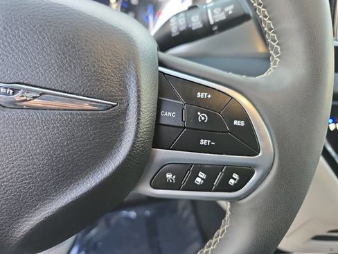 Used 2024 Chrysler Pacifica Touring-L FWD image 18