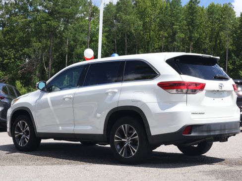 Used 2019 Toyota Highlander LE FWD image 2