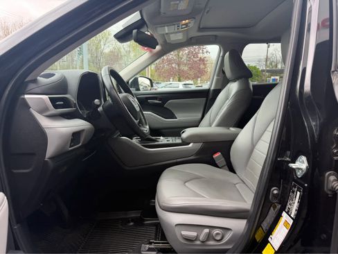 Used 2022 Toyota Highlander XLE AWD/4WD image 15