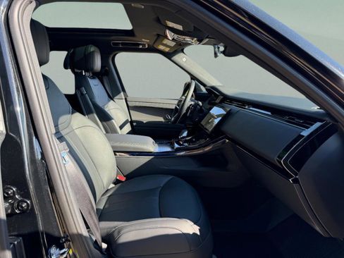 Used 2025 Land Rover Range Rover Sport SE image 18