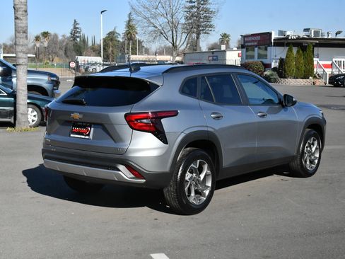 Used 2025 Chevrolet Trax LT w/ LT Convenience Package image 8