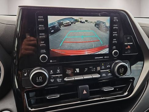 Used 2021 Toyota Highlander XLE FWD image 27
