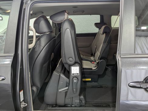 Used 2020 Kia Sedona EX image 11