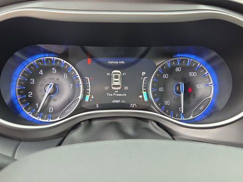Used 2023 Chrysler Pacifica Touring-L FWD image 27