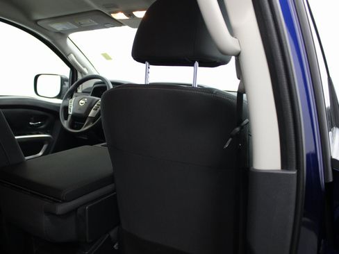 Used 2022 Nissan Titan SV image 22