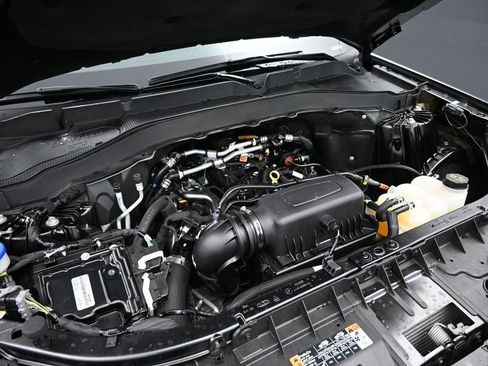 Used 2022 Ford Explorer XLT w/ Equipment Group 202A image 10