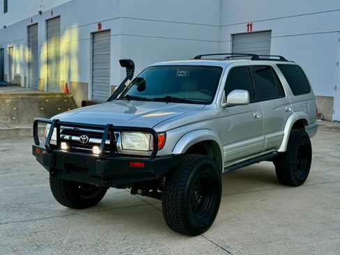 Used 2000 Toyota 4Runner SR5 AWD/4WD image 9