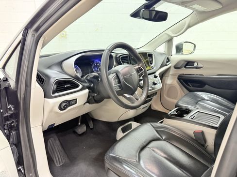 Used 2022 Chrysler Pacifica Touring-L image 11