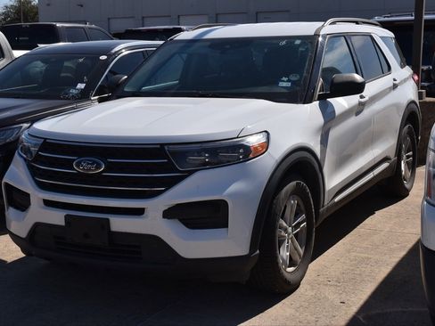 Used 2021 Ford Explorer XLT image 2