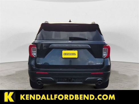 Used 2022 Ford Explorer XLT w/ Equipment Group 202A image 4