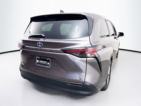 Used 2024 Toyota Sienna LE FWD image 7
