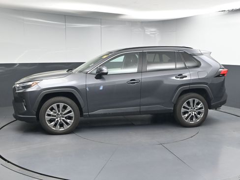 Used 2023 Toyota RAV4 XLE Premium image 5