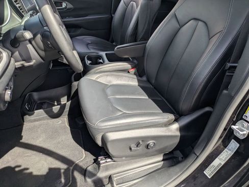 Used 2025 Chrysler Pacifica Select image 14