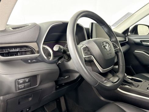 Certified 2023 Toyota Highlander XLE image 13