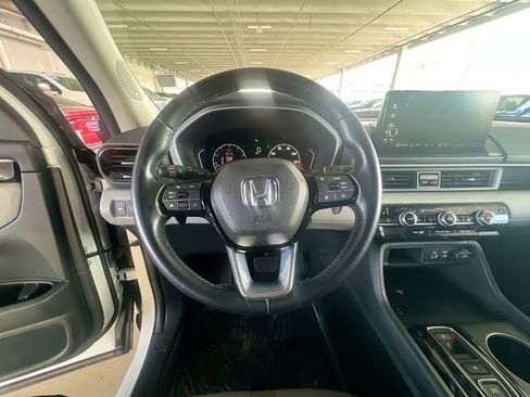 Used 2025 Honda Pilot Touring image 14