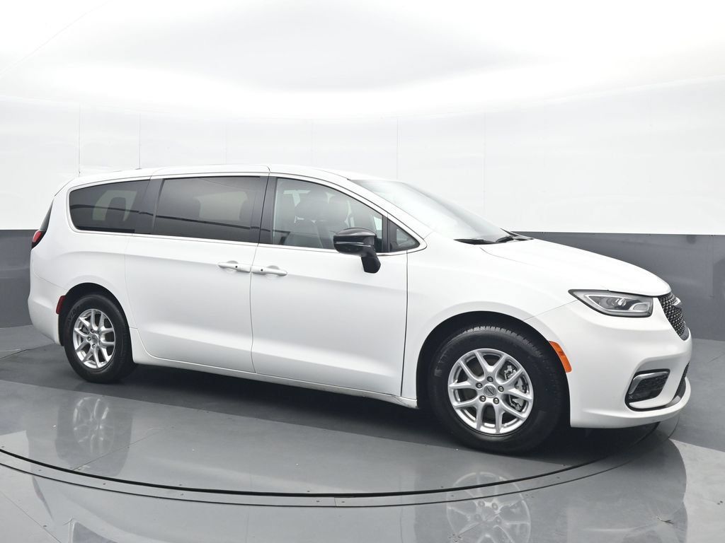 Used 2025 Chrysler Pacifica Select FWD image 8