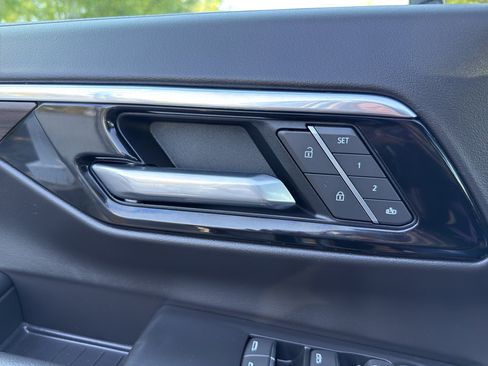Used 2025 Chevrolet Suburban Premier RWD image 30