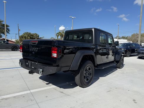 Used 2023 Jeep Gladiator Sport image 3