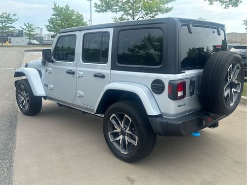 Used 2024 Jeep Wrangler Unlimited w/ Convenience Group AWD/4WD image 5