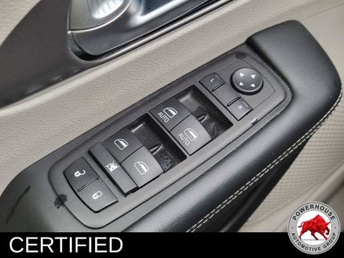Used 2023 Chrysler Pacifica Touring-L FWD image 27
