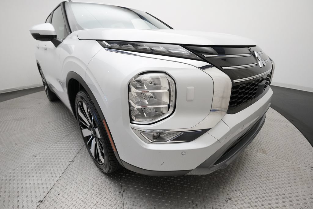 Used 2025 Mitsubishi Outlander AWD image 23