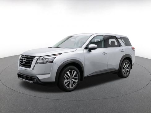 Used 2025 Nissan Pathfinder SV FWD image 3