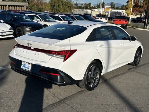 Certified 2025 Hyundai Elantra SEL w/ Cargo Package image 9