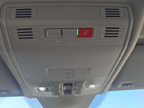 Used 2022 Volkswagen Tiguan SE w/ Panoramic Sunroof Package image 15